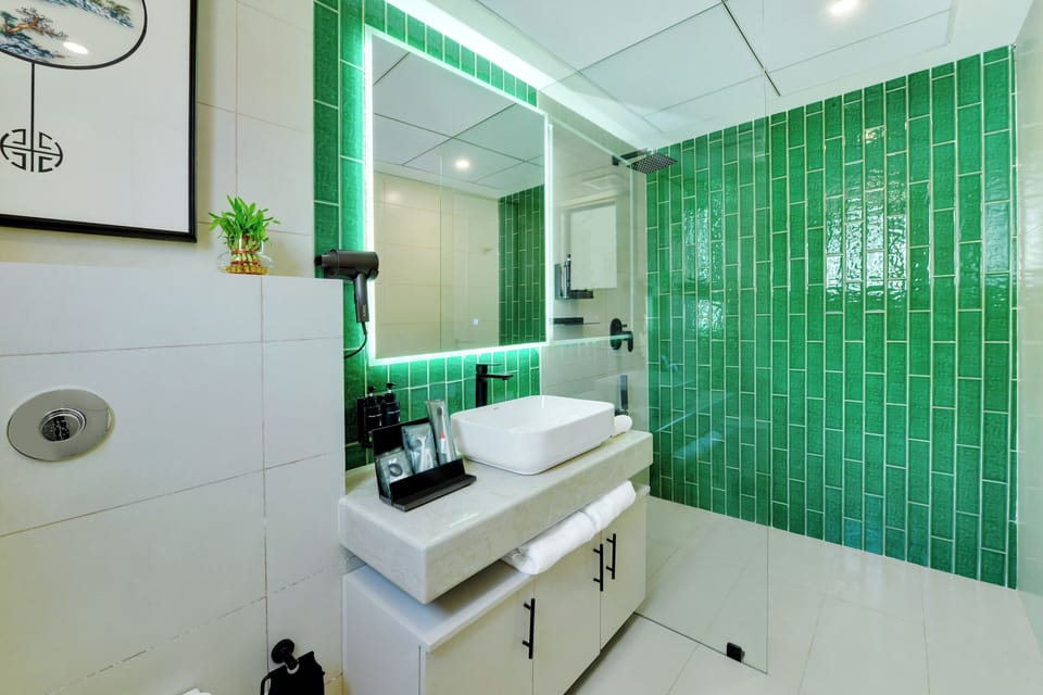 Executive Double Room | Bathroom | Shower, free toiletries, slippers, towels