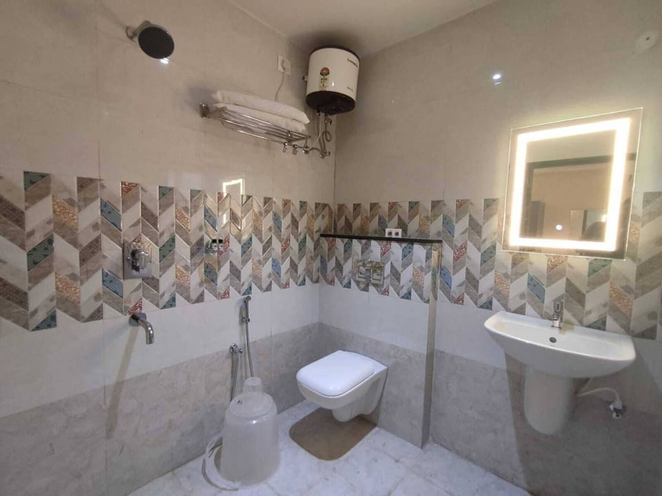 Luxury Triple Room, 1 King Bed, Non Smoking, Air conditioning | Bathroom | Shower, towels, soap, shampoo