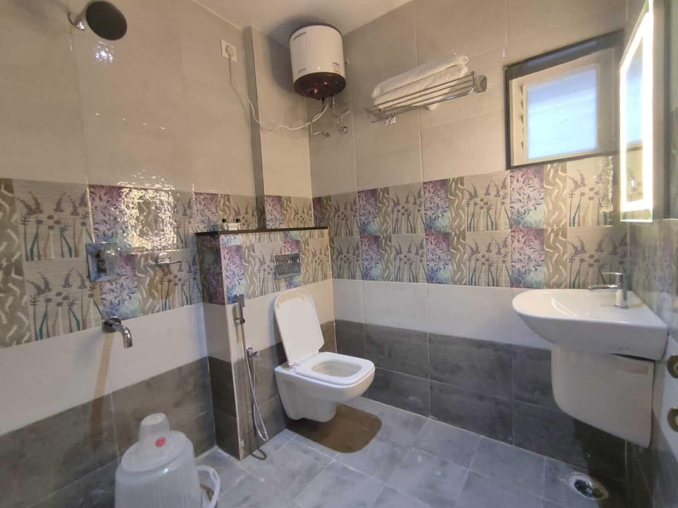 Luxury Triple Room, 1 King Bed, Non Smoking, Air conditioning | Bathroom | Shower, towels, soap, shampoo