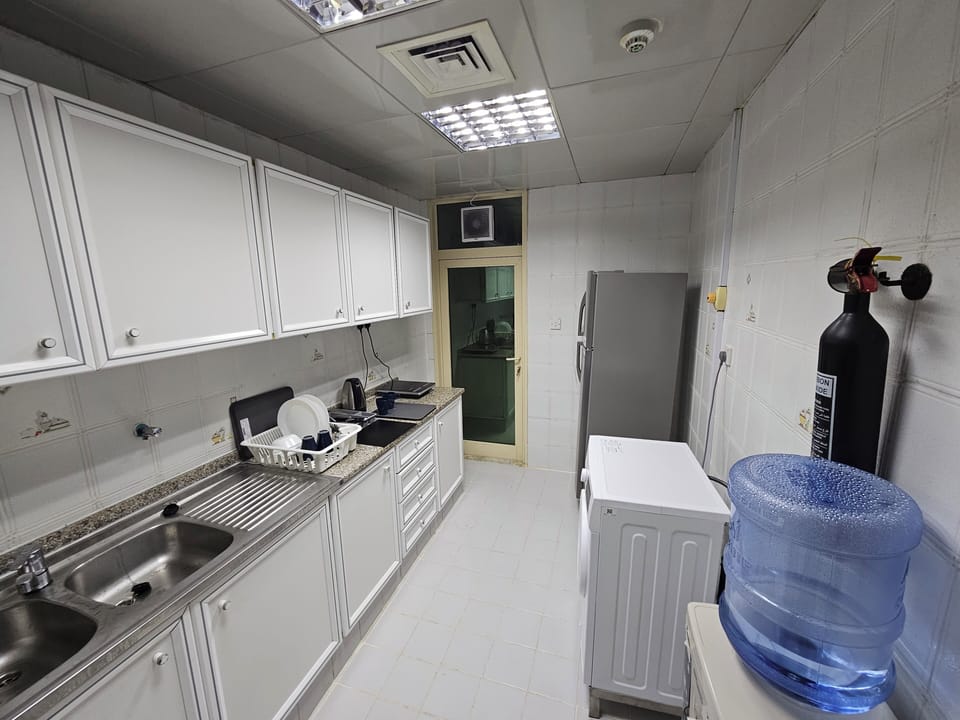 Full-size fridge, microwave, stovetop, cookware/dishes/utensils