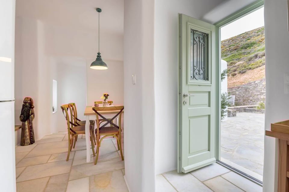 House | 4 bedrooms, desk