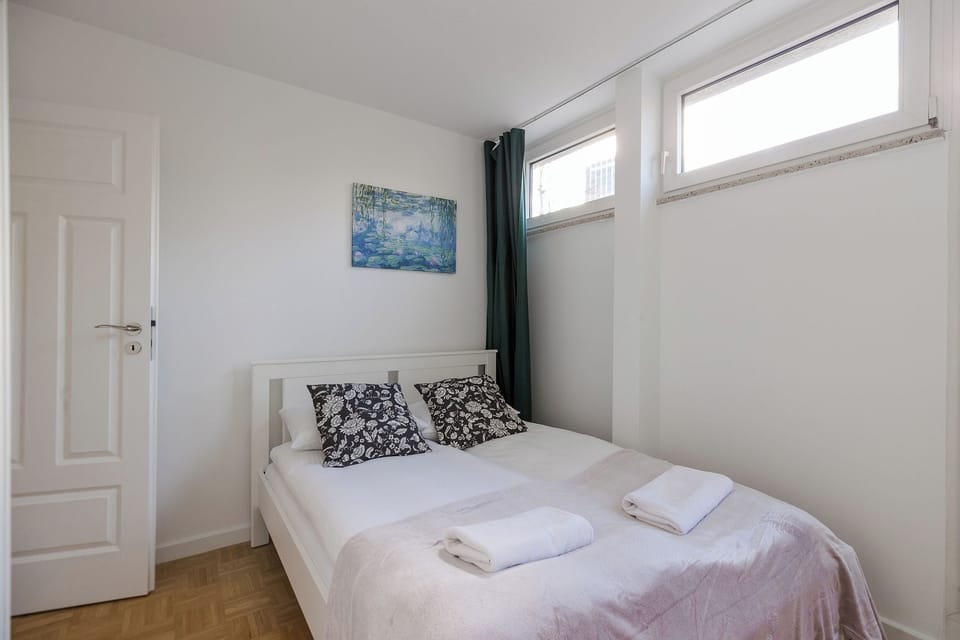 2 bedrooms, soundproofing, iron/ironing board, WiFi (free)