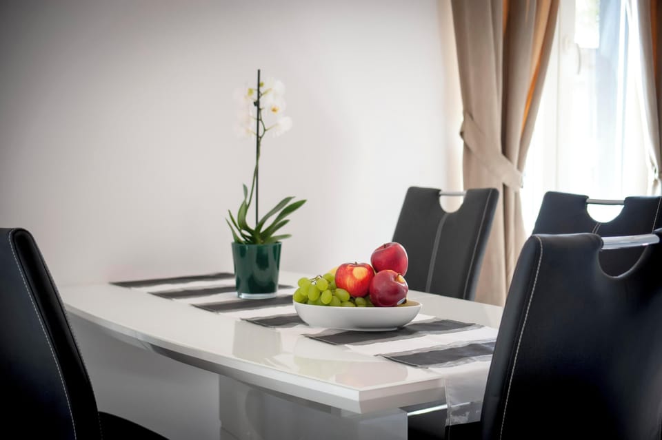 House | Living area | 80-cm flat-screen TV with satellite channels