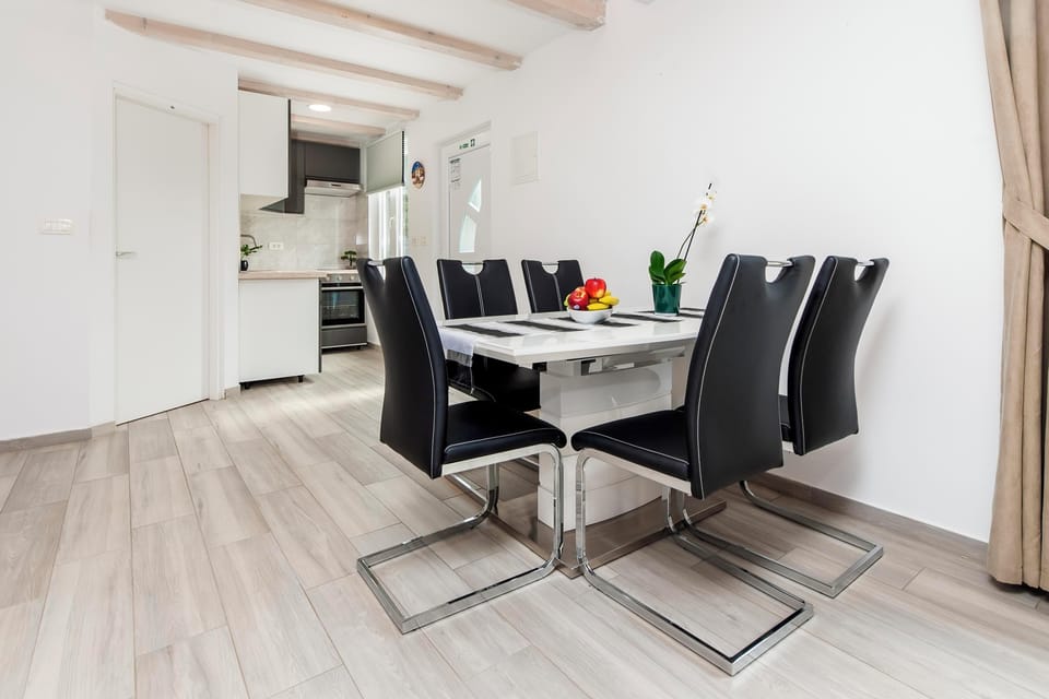 House | Living area | 80-cm flat-screen TV with satellite channels