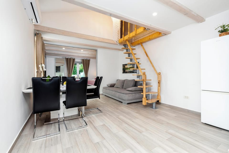 House | Living area | 80-cm flat-screen TV with satellite channels