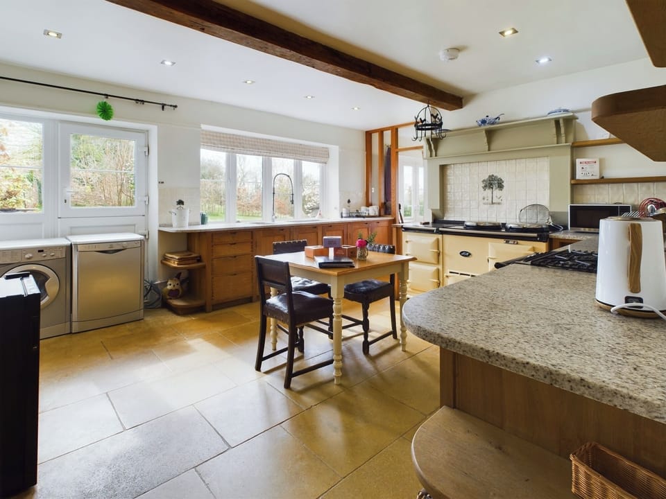 House | Private kitchen | Fridge, microwave, oven, stovetop