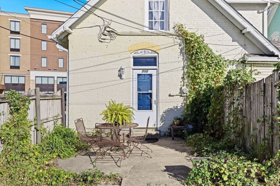 House, Private Bathroom, City View (702) | Garden