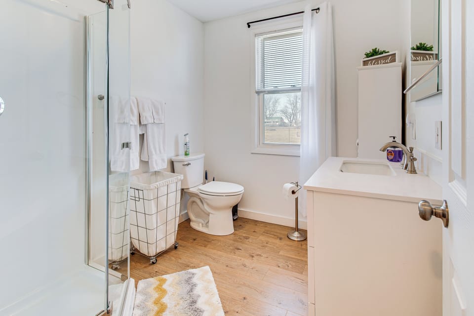 Mins to Local Attractions: Pet Friendly w/ Yard! Cottage in Illinois