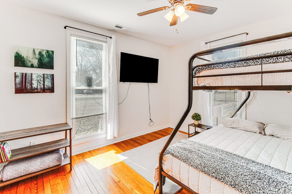 Mins to Local Attractions: Pet Friendly w/ Yard! Cottage in Illinois