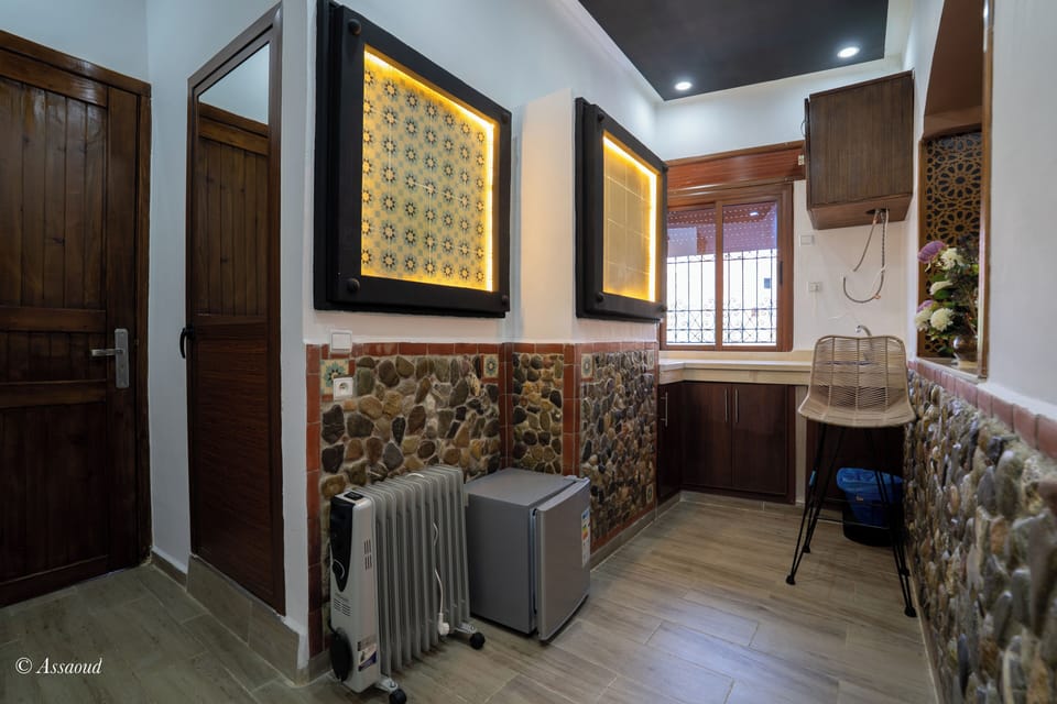 Senior Suite | Private kitchen | Mini-fridge