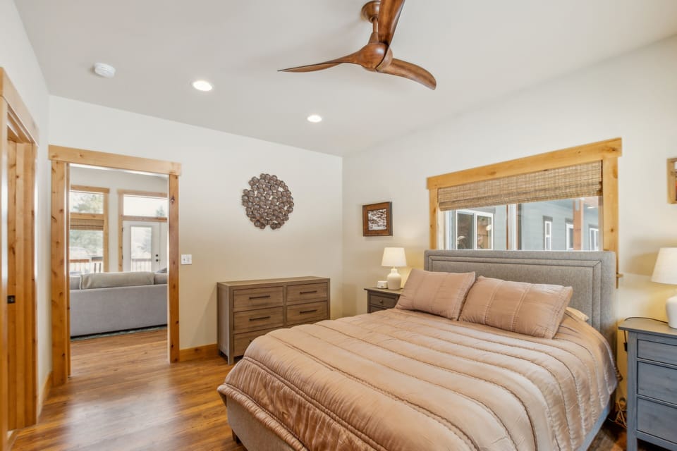 Mountain Retreat With Hot Tub, Game Room And Yard 3 Bedroom Home House in Ronald
