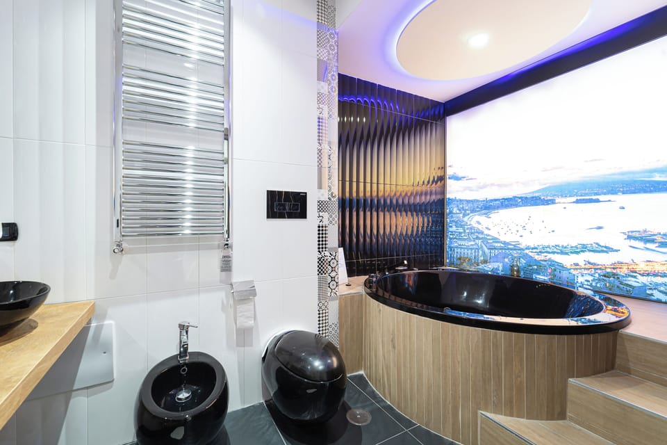 Luxury Studio Suite, Hot Tub, Annex Building (Piazza Mercato 45) | Bathroom | Shower, free toiletries, hair dryer, towels
