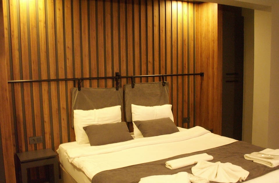 Premium bedding, Select Comfort beds, minibar, WiFi (free)
