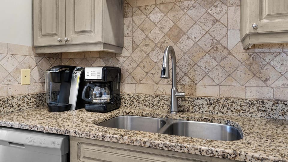 Condo, Multiple Beds, Balcony, Ocean View (Legacy 303) | Interior