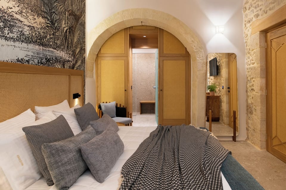 Junior Room | In-room safe, blackout drapes, soundproofing, iron/ironing board