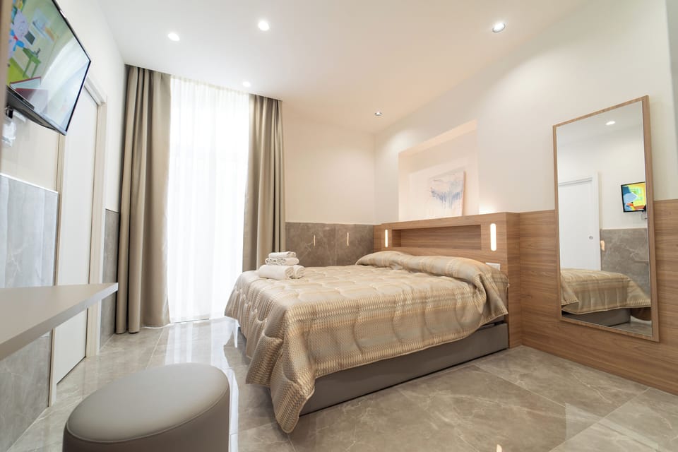 Deluxe Triple Room, Courtyard View, Annex Building (Vico Giardinetto 84) | Desk, cribs/infant beds, free WiFi, bed sheets