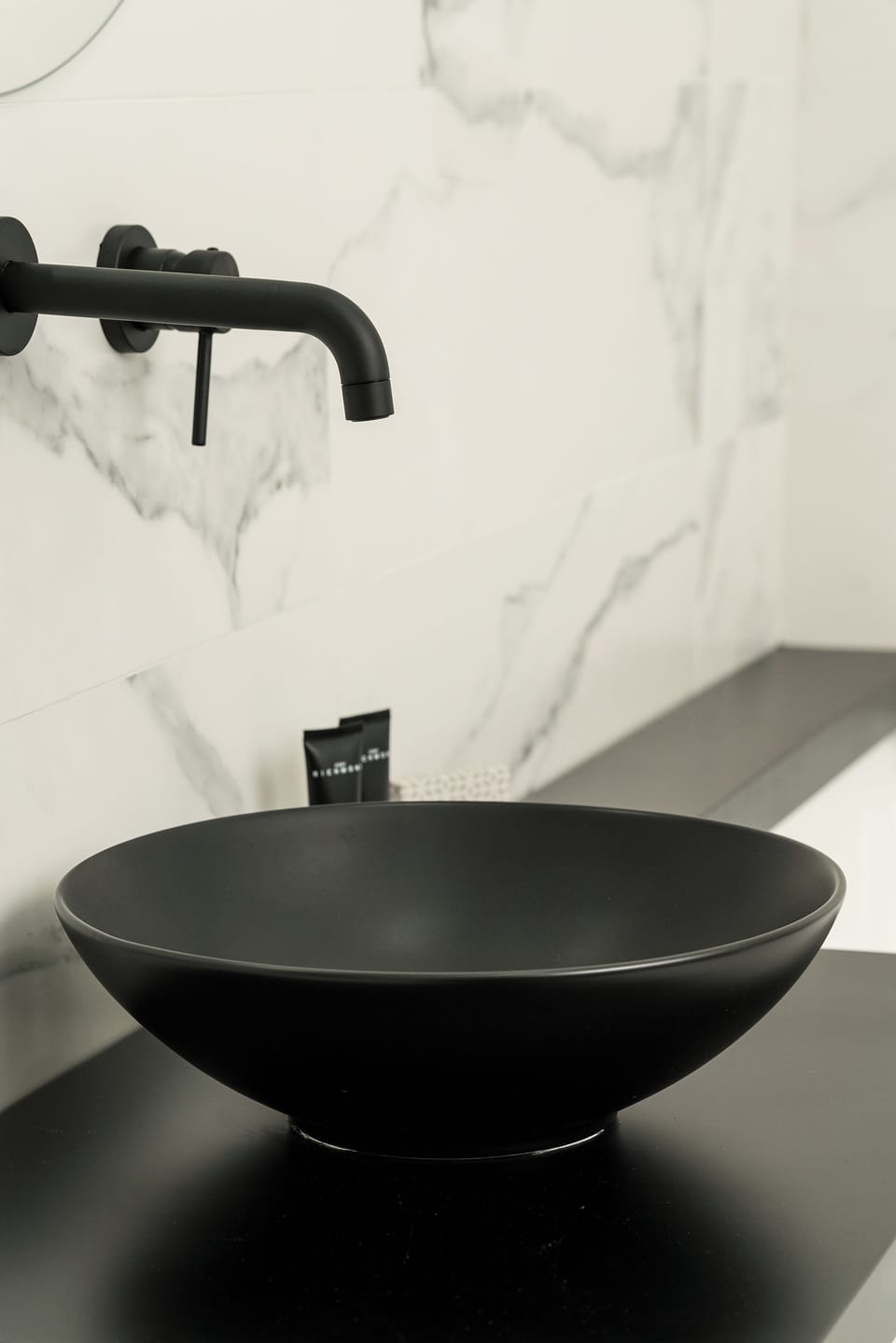 Deluxe Room, Hot Tub, Courtyard View | Bathroom | Hair dryer, slippers, bidet, towels