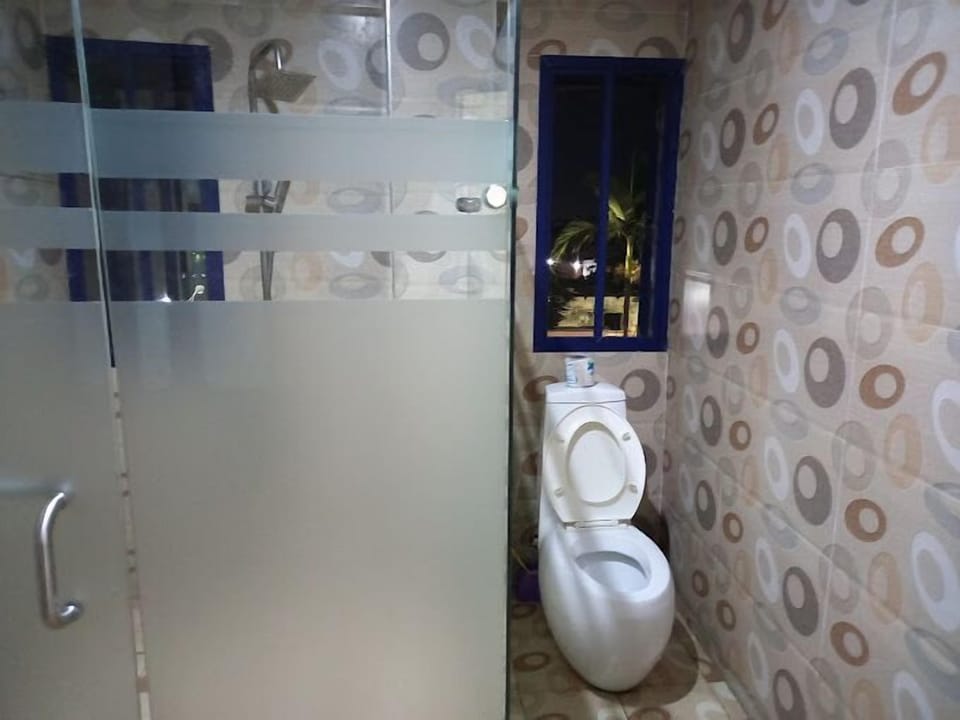 Deluxe Room, Balcony, City View | Bathroom | Free toiletries, hair dryer, towels, soap