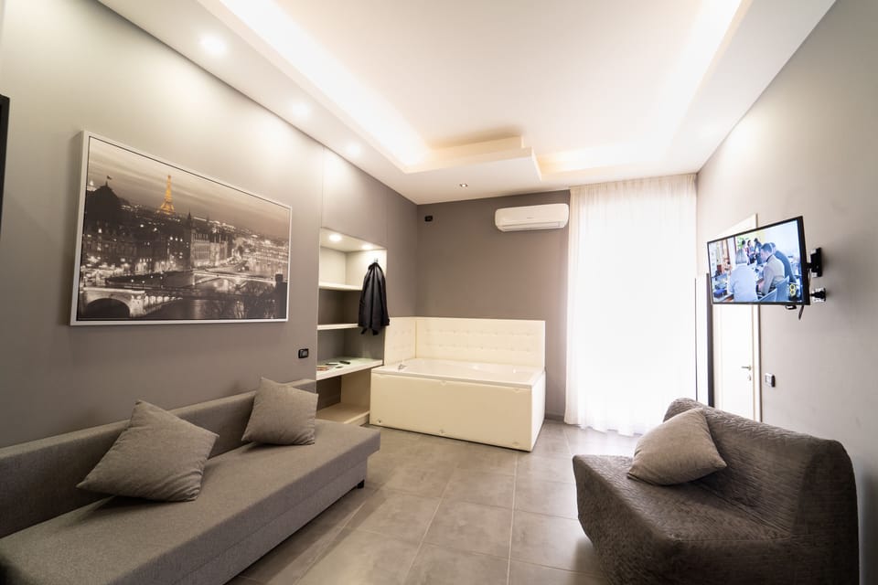 Luxury Studio Suite, Hot Tub, Annex Building | Desk, soundproofing, cribs/infant beds, free WiFi