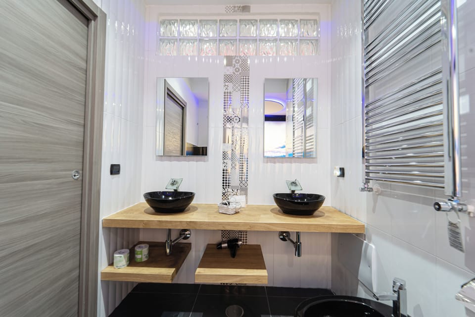 Comfort Studio Suite, Annex Building (P.zza Mercato 45) | Bathroom | Shower, hair dryer, bidet, towels
