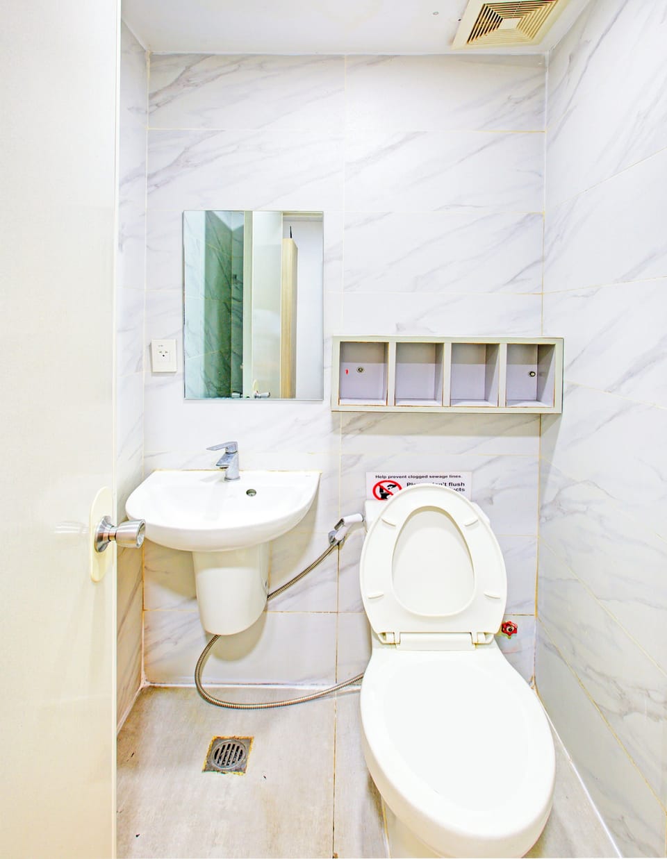 Deluxe Twin Room | Bathroom | Shower, free toiletries, toilet paper