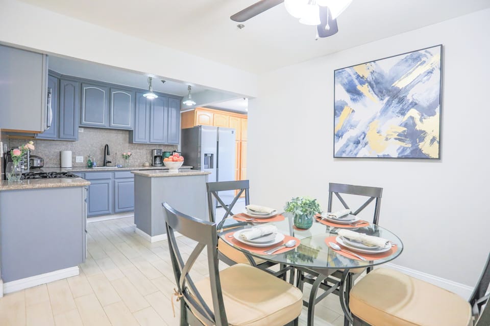 Deluxe House, 3 Bedrooms, Kitchen | In-room dining
