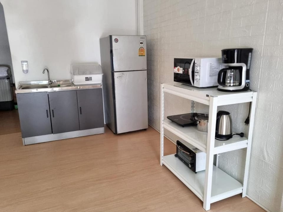 Comfort Townhome, Kitchenette, City View | Private kitchen | Electric kettle, toaster