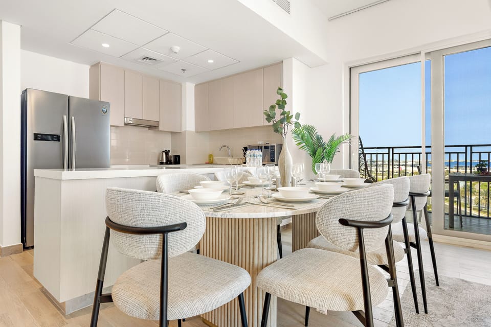 Family Apartment, Balcony, City View | In-room dining