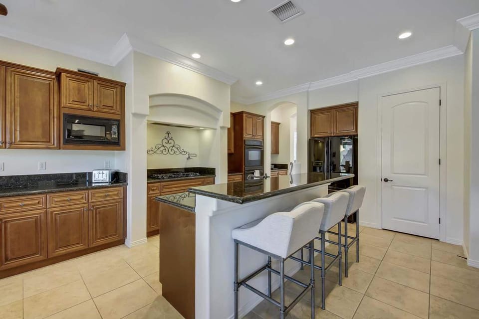 House | 6 bedrooms, high-speed internet