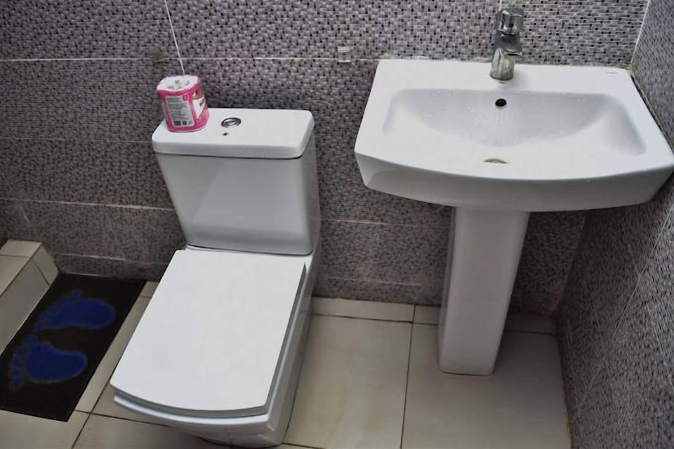 Economy Room, Balcony, City View | Bathroom | Hair dryer, towels, soap, shampoo
