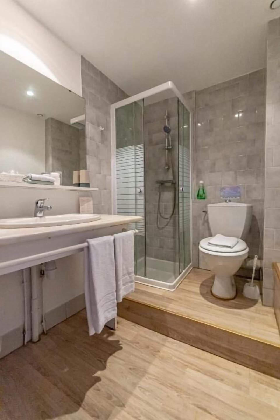 Quadruple Room, City View | Bathroom