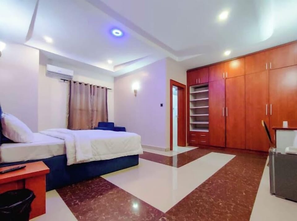 Deluxe Room, Balcony, City View | Desk, laptop workspace, soundproofing, free WiFi