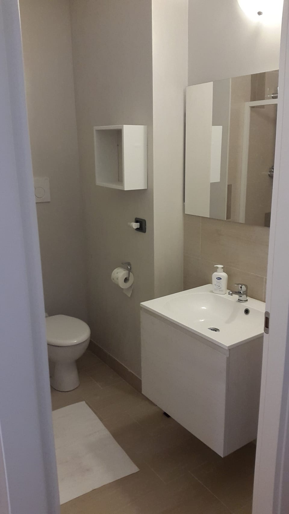 Standard Double Room | Bathroom | Hair dryer, towels, soap, shampoo