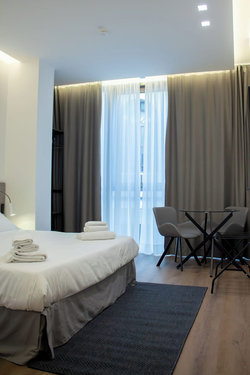 Superior Room, 1 King Bed, Non Smoking, City View | Premium bedding, down comforters, memory foam beds, in-room safe
