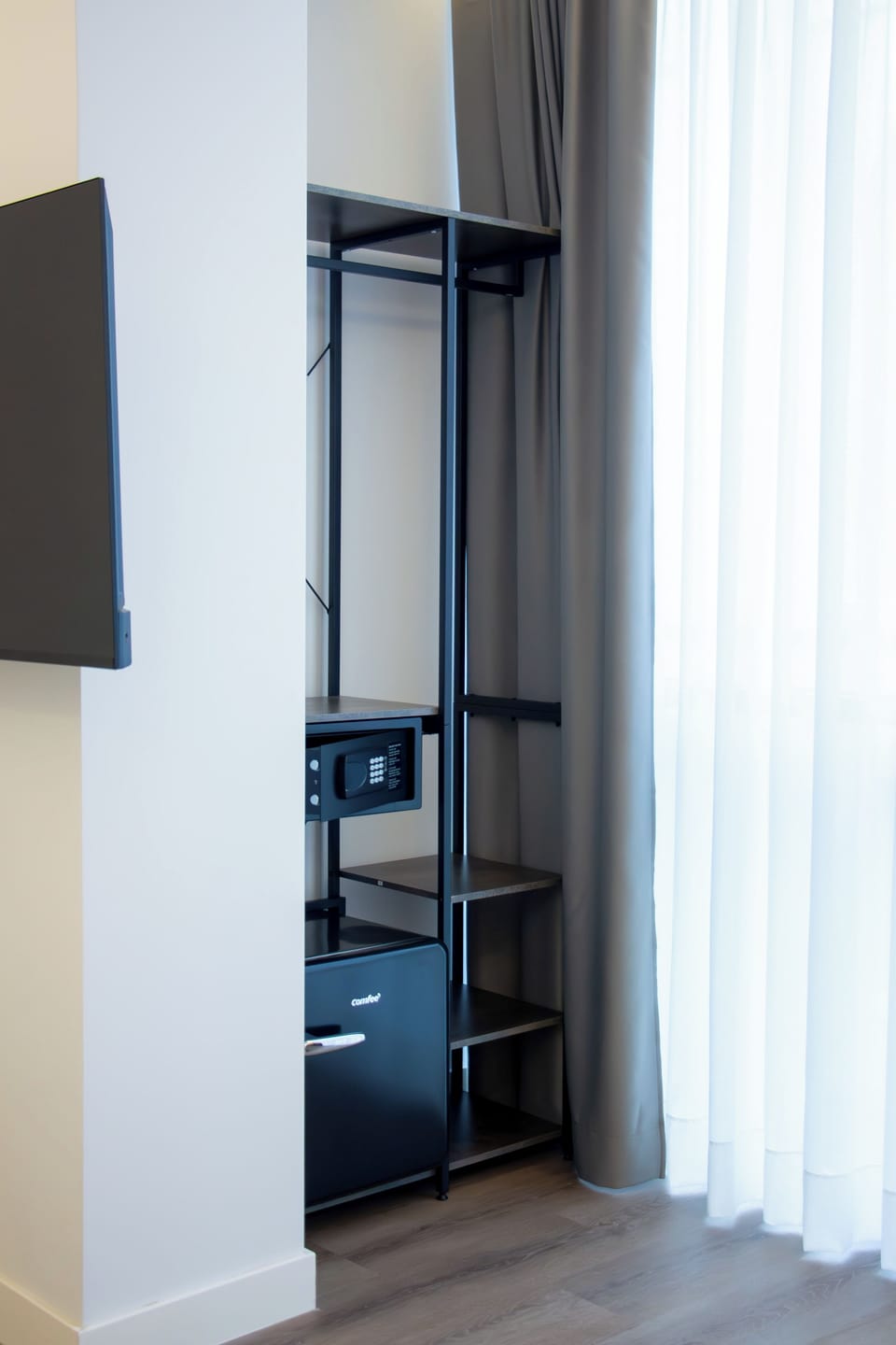Superior Room, 1 King Bed, Private Bathroom, City View | Premium bedding, down comforters, memory foam beds, in-room safe