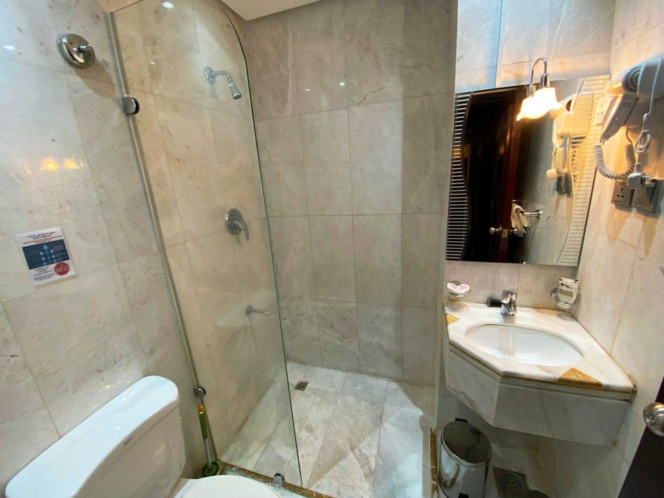 Twin Room | Bathroom | Separate tub and shower, hair dryer, towels, soap