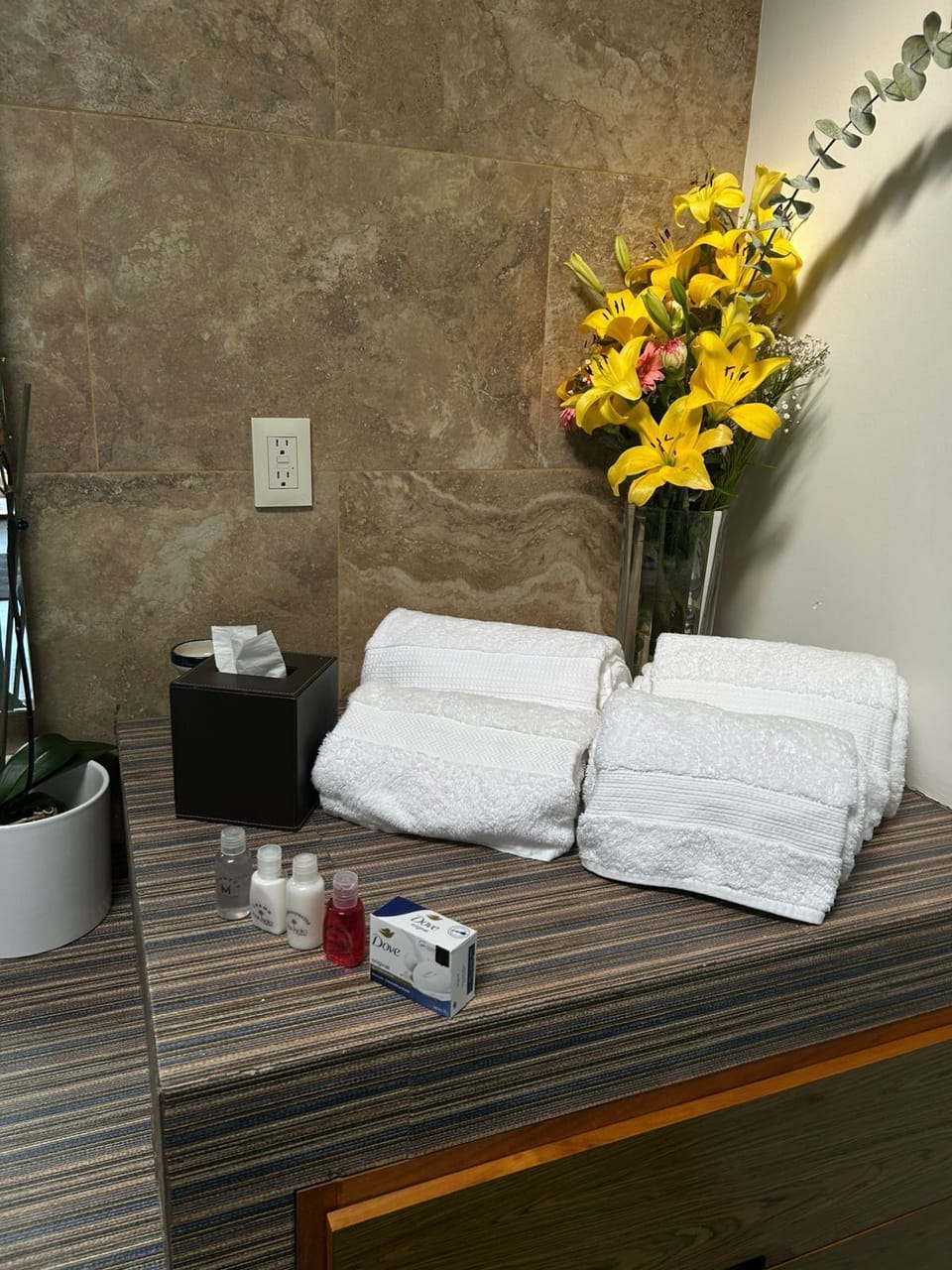 Junior Room | Bathroom | Shower, rainfall showerhead, towels, soap