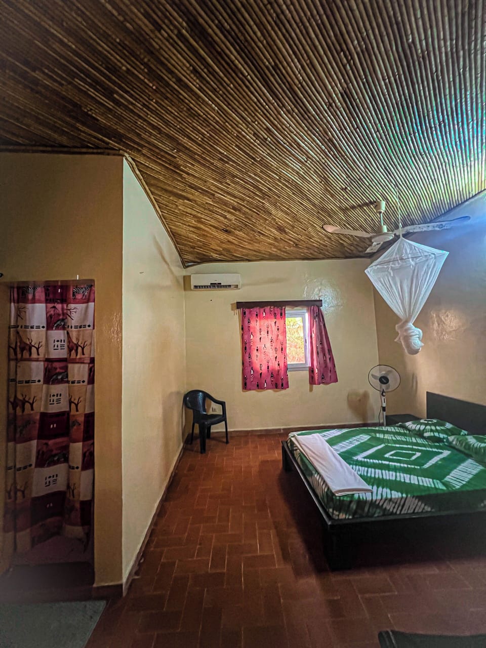 Classic Room, 3 Bedrooms, Smoking, Garden View | Desk, laptop workspace