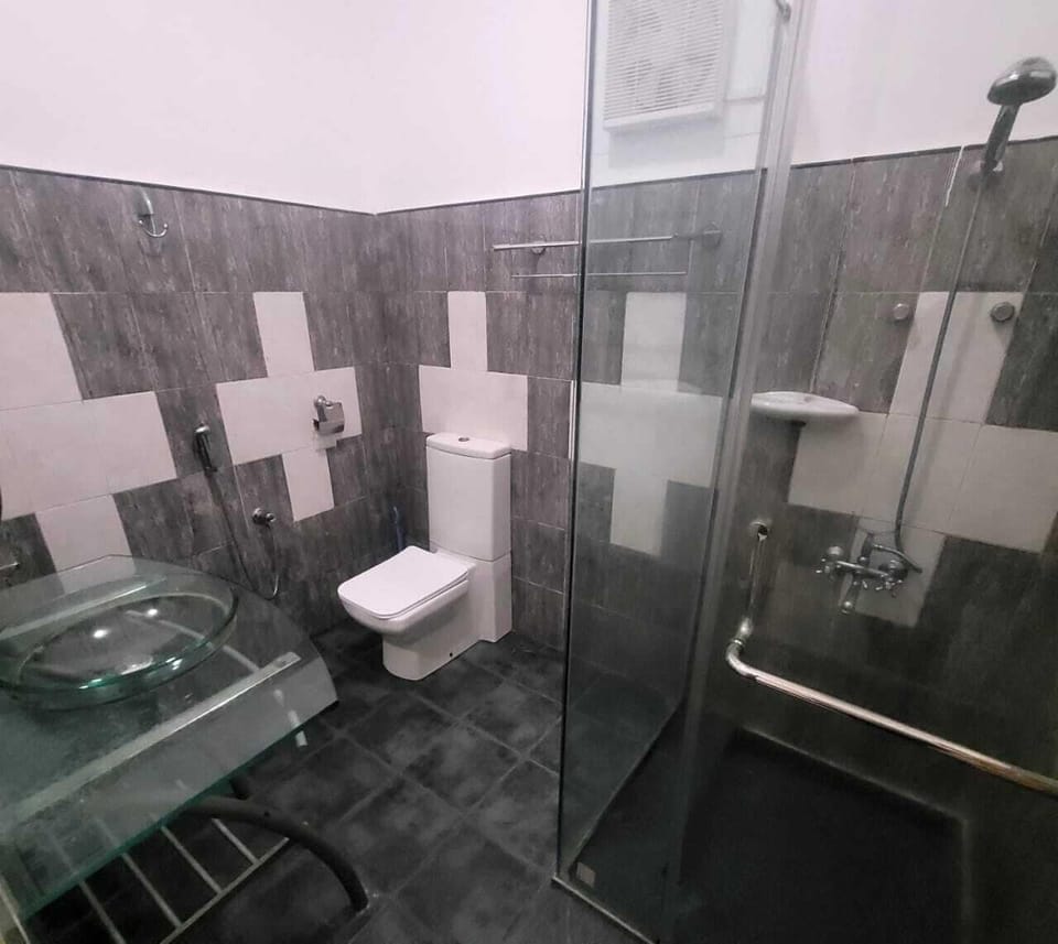 Comfort Apartment | Bathroom | Combined shower/tub, hair dryer, bidet, towels