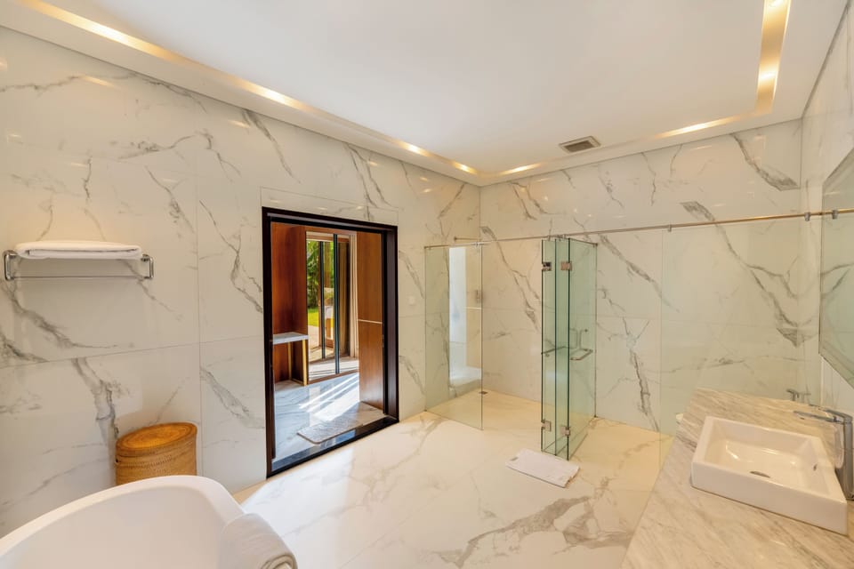 Junior Studio Suite, Garden View | Bathroom | Separate tub and shower, free toiletries, hair dryer, bathrobes