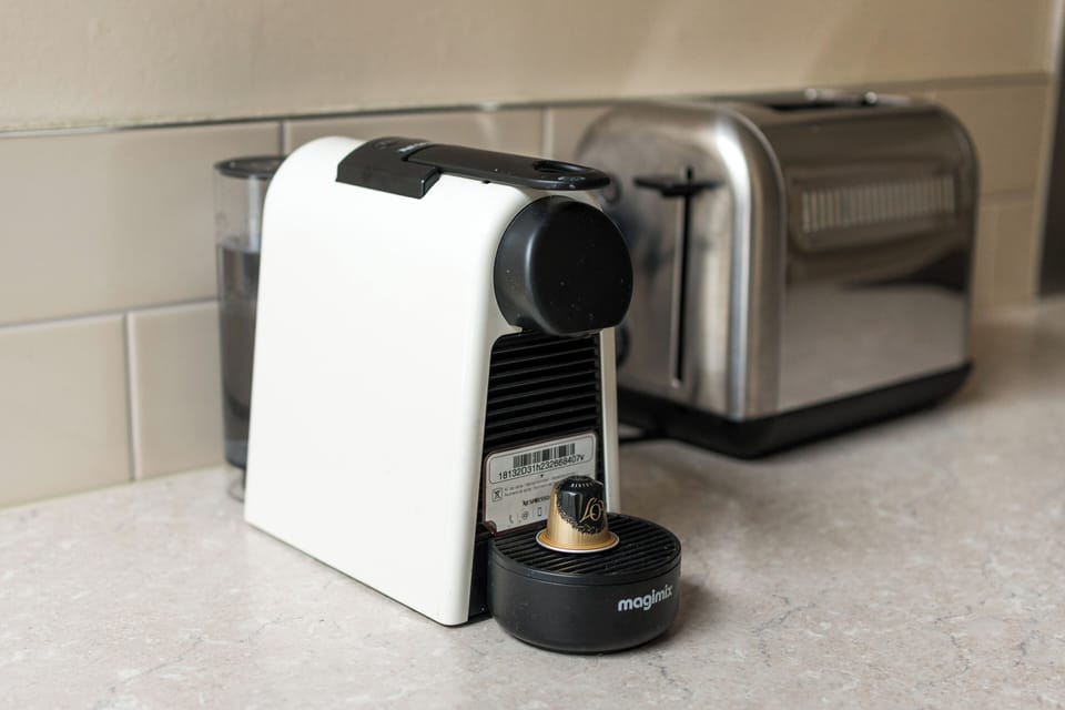 Classic Apartment | Private kitchen | Electric kettle, toaster