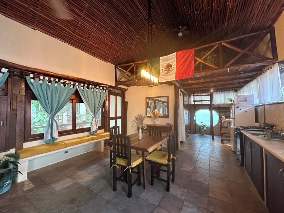 Tree House, 1 Bedroom, Kitchen, Garden View | Living area | Books