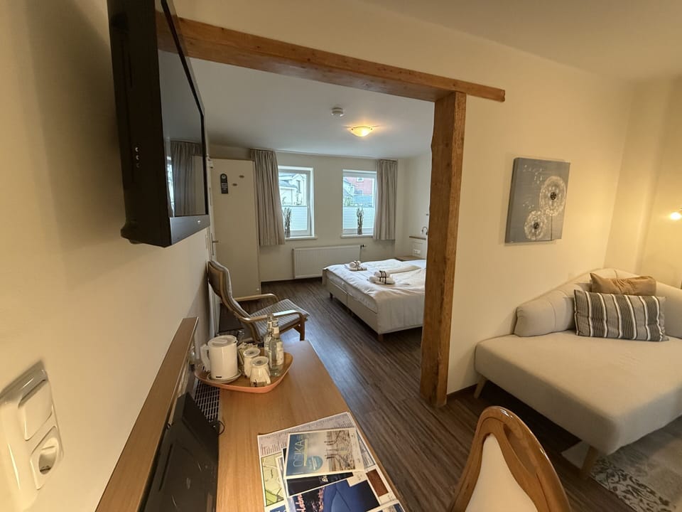 Junior Suite, Courtyard View | Lounge