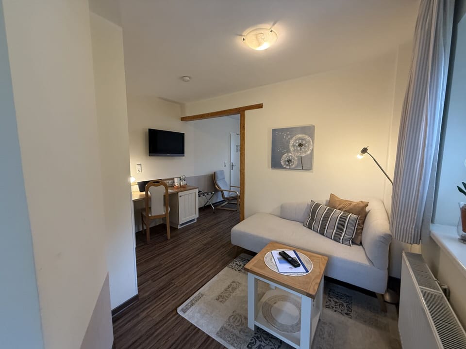 Junior Suite, Courtyard View | Lounge