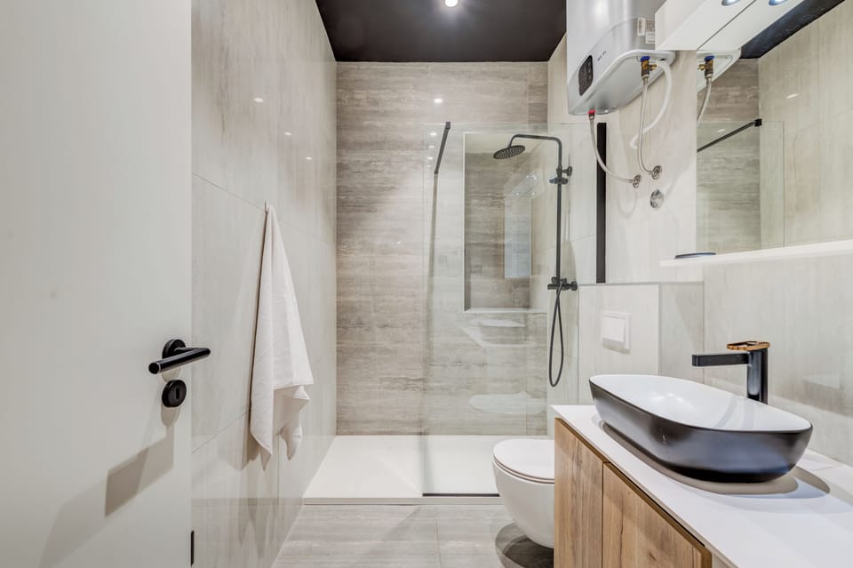 Deluxe Apartment | Bathroom
