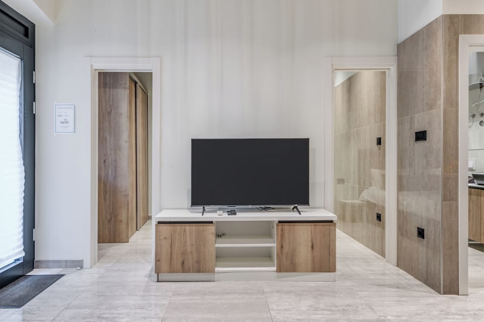 Deluxe Apartment | Living area | 100-cm flat-screen TV with cable channels