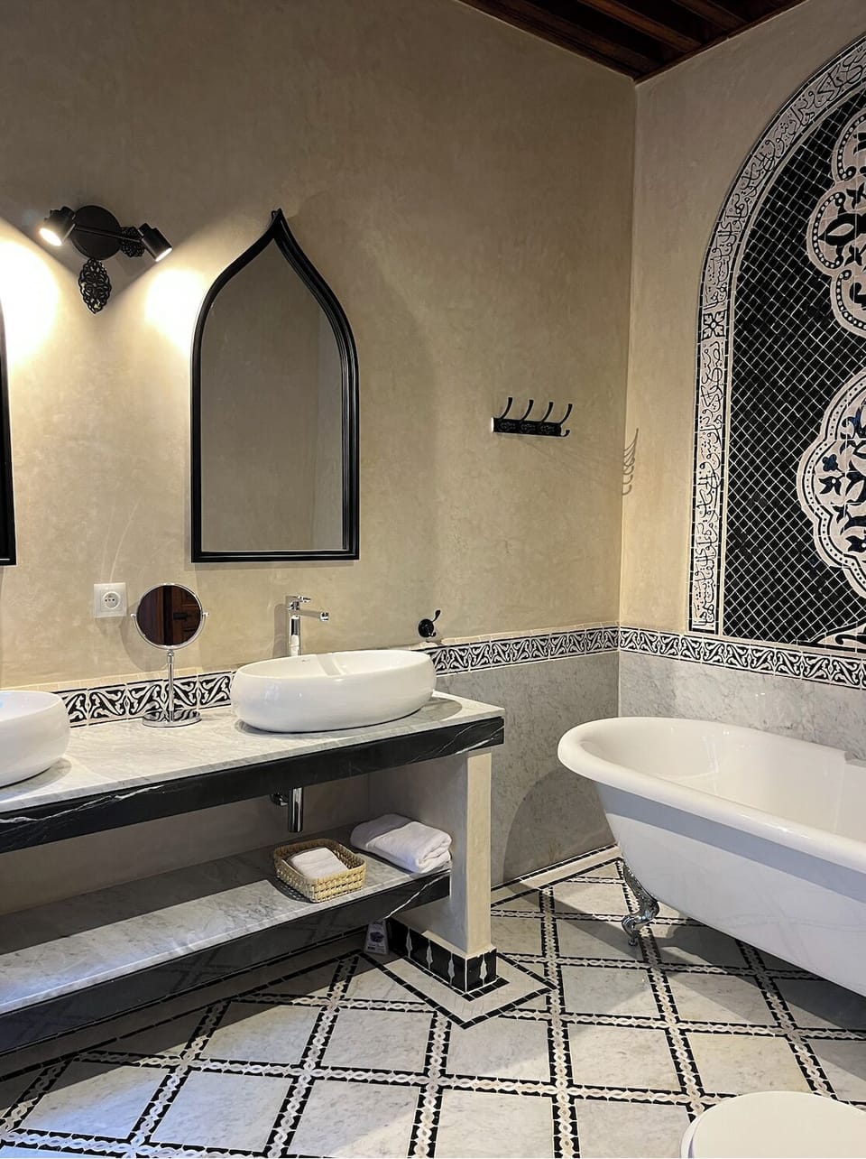 Superior Room, Bathtub, Garden View | Bathroom | Free toiletries, hair dryer, bathrobes, slippers