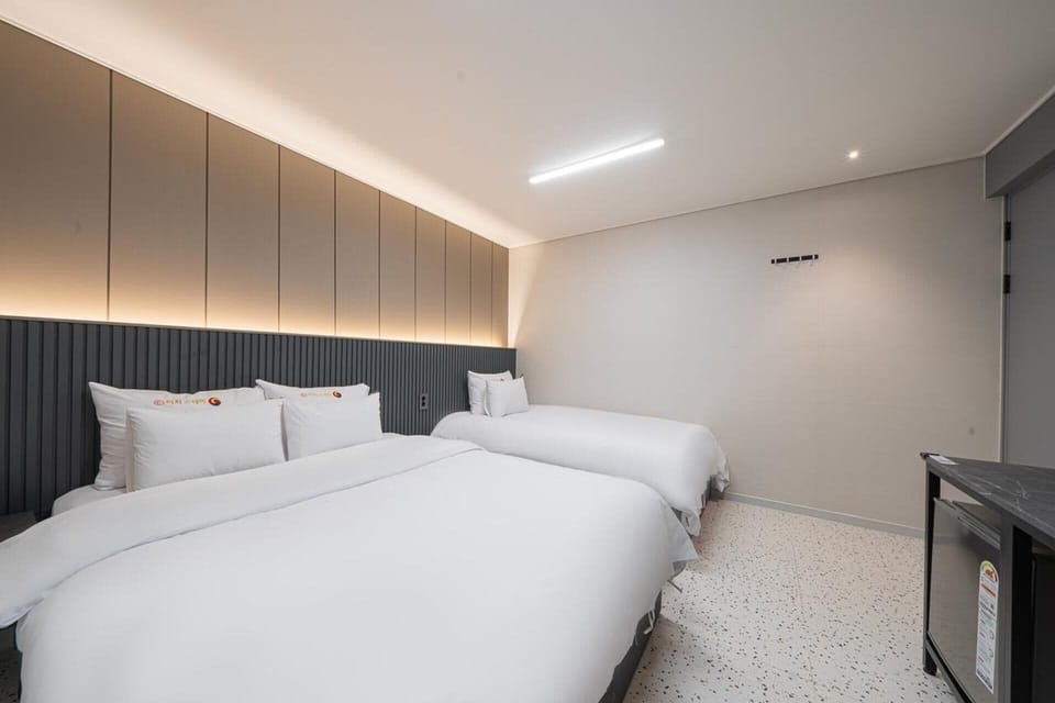 Basic Twin Room | Desk, laptop workspace, soundproofing, free WiFi