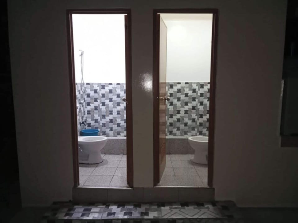 Shower, free toiletries, towels