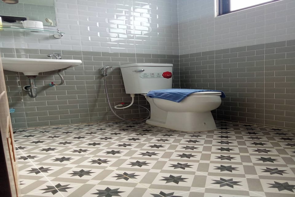 Double Room | Bathroom | Shower, free toiletries, hair dryer, towels